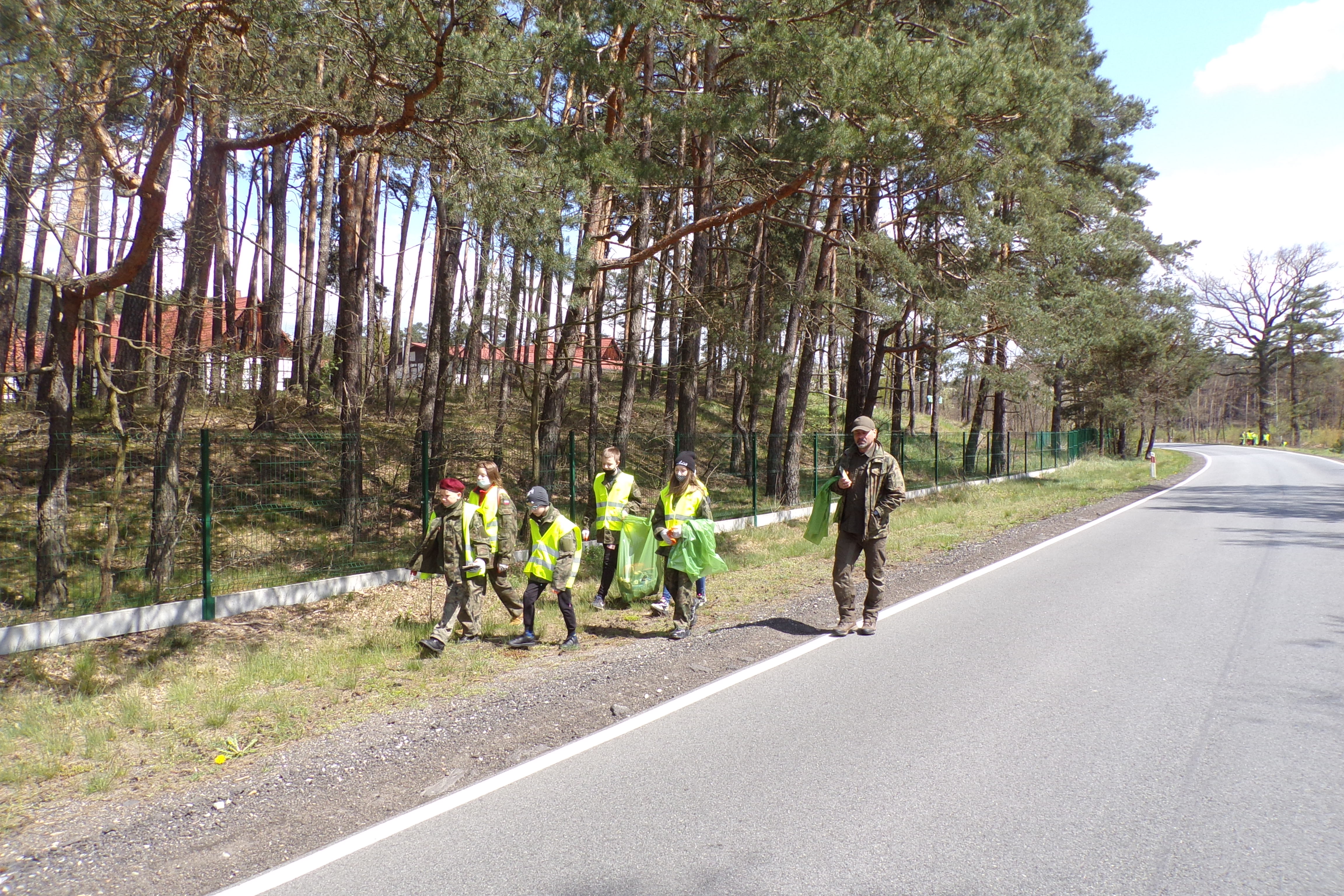 Fotografia przedstawia harcerzy sprztających las w ramach akcji "PUSZKA 8". Fot. Mariusz Ciechanowski