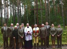 Odnowione krzyże w lasach antonińskich