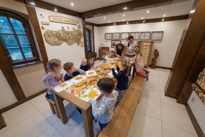 Fot&#x2e;&#x20;T&#x2e;&#x20;Baraniecki&#x2e;&#x20;Zajęcia&#x20;edukacyjne&#x20;w&#x20;izbie&#x20;przyrodniczo-leśnej&#x20;&#x22;Ogrodówka&#x22;