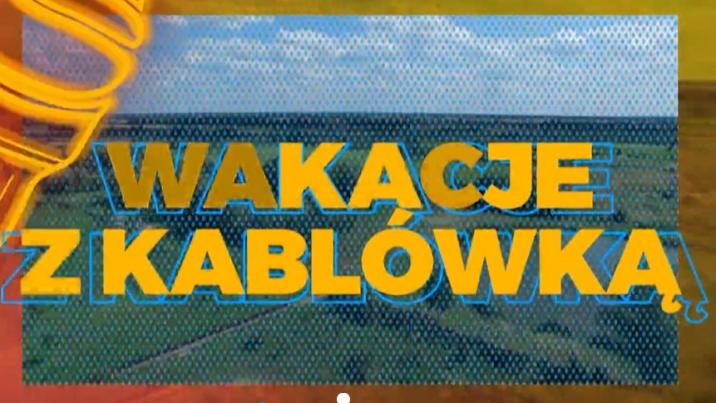 Zdjęcie&#x20;przedstawia&#x20;logo&#x20;programu&#x20;&#x22;Wakacje&#x20;z&#x20;kablówką&#x22;&#x2e;&#x20;Źródło&#x3a;&#x20;www&#x2e;tvproart&#x2e;pl