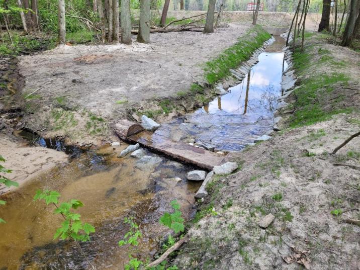Zdjęcie&#x20;przedstawia&#x20;próg&#x20;spiętrzający&#x20;wodę&#x20;na&#x20;cieku&#x2e;&#x20;Fot&#x2e;&#x20;Bartosz&#x20;Kulawinek